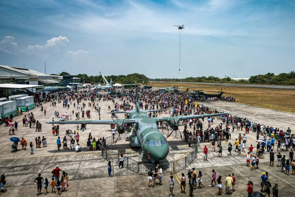 Domingo Aéreo reúne aviões, helicóptero militar e equipamentos em Manaus