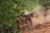 Carreta tomba às margens da BR-319 enquanto aguardava atendimento