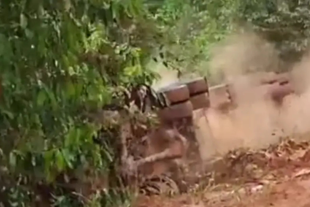 Carreta tomba &agrave;s margens da BR-319 enquanto aguardava atendimento