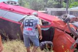 Capotamento na AM-070 deixa dois homens feridos e destrói carro