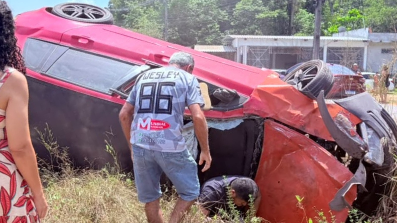 Capotamento na AM-070 deixa dois homens feridos e destr&oacute;i carro