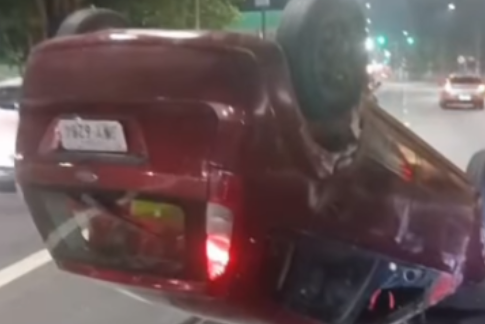 Carro capota na avenida Constantino Nery, em Manaus