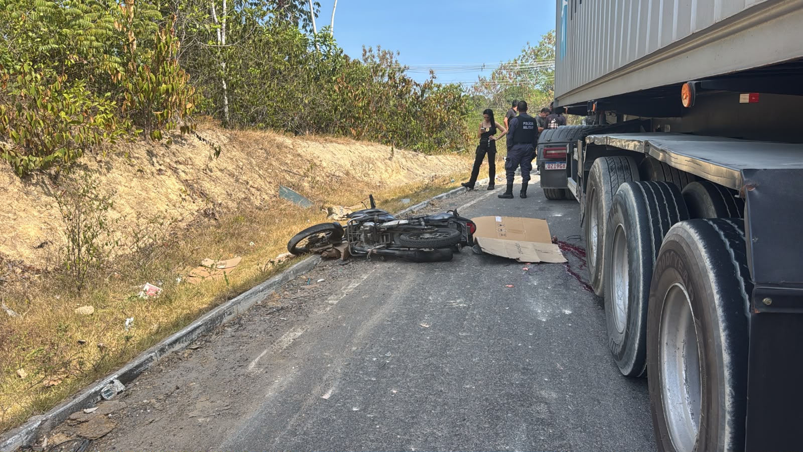 Motociclista morre após cair na pista e ser atingido por carreta no Distrito Industrial