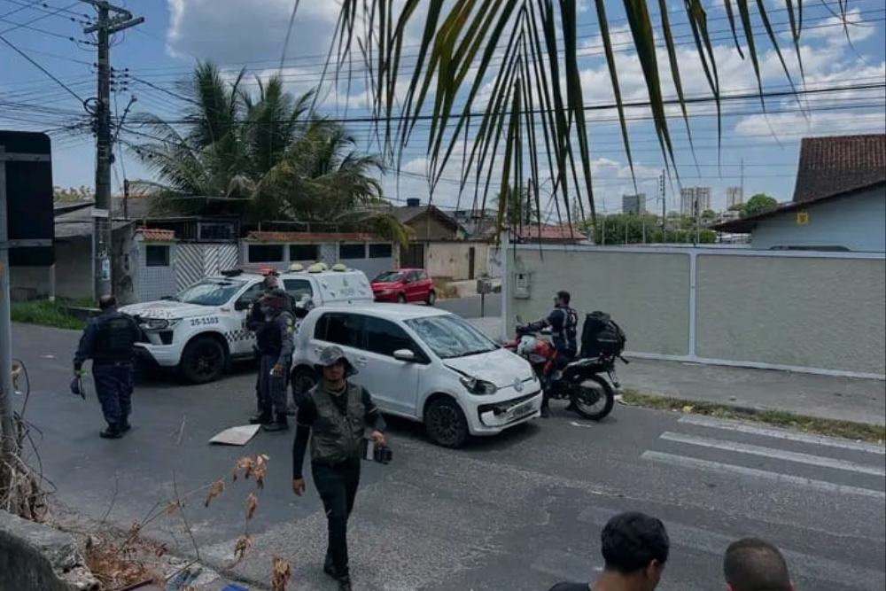 Criança e responsável são atropelados em frente a escola no Petrópolis