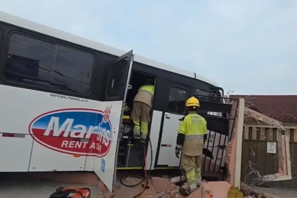Motorista fica preso às ferragens após micro-ônibus bater em muro em Manaus