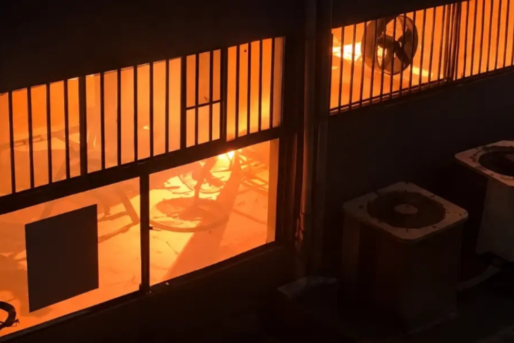 Inc&ecirc;ndio atinge emp&oacute;rio e deixa universidade sem energia em Manaus