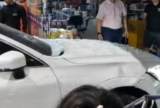 Carro invade drogaria após acidente na Ponta Negra, em Manaus