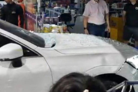 Vídeo: Carro invade drogaria na Ponta Negra, em Manaus