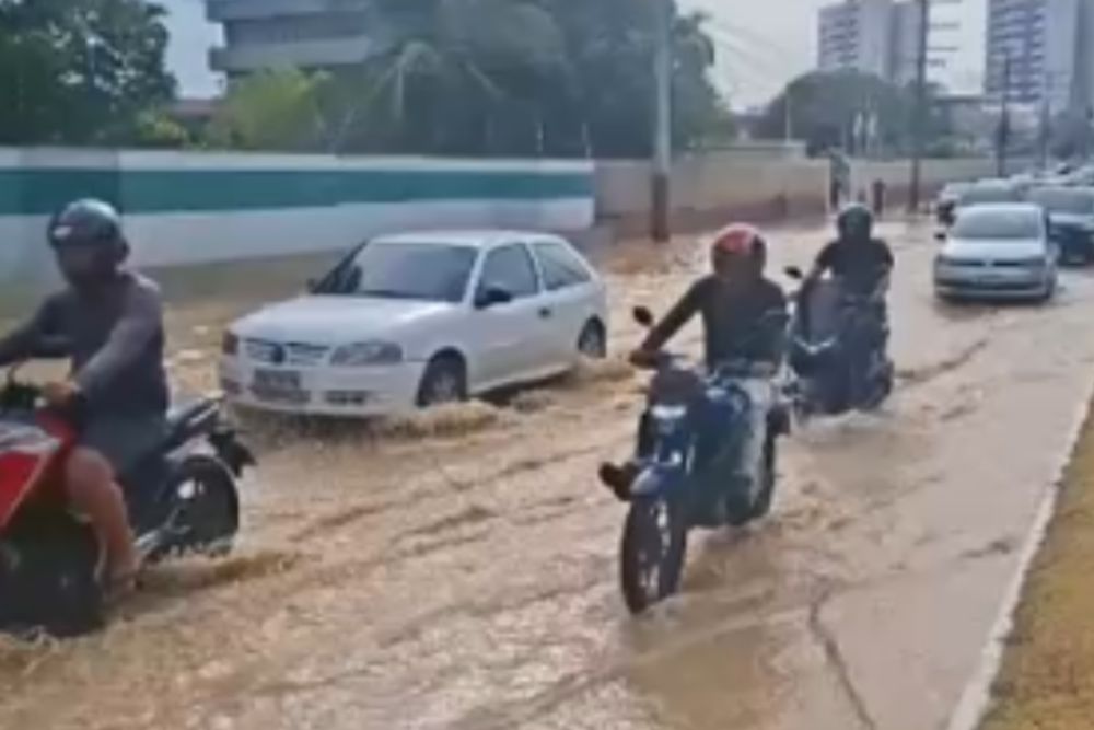 Adutora rompe na avenida Coronel Teixeira e afeta abastecimento de água na zona Oeste de Manaus Adutora rompe na avenida Coronel Teixeira e afeta abastecimento de água na zona Oeste de Manaus