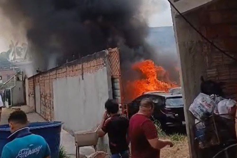 Depósito de carros é atingido por incêndio no bairro Novo Aleixo Depósito de carros é atingido por incêndio no bairro Novo Aleixo