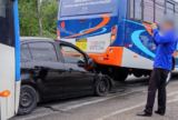 Carro fica prensado entre dois ônibus em acidente no Distrito Industrial de Manaus