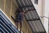 Suspeito tenta assaltar escola com faca e fica encurralado no telhado em Manaus