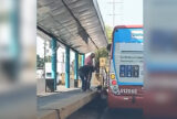 Motociclista tenta ultrapassagem e fica preso entre plataforma e ônibus na zona Leste de Manaus